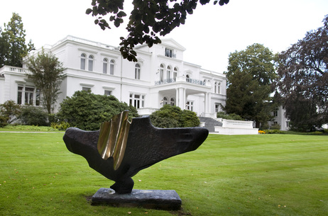 Skulptur "Montana I" von Bernhard Heiliger aus dem Jahr 1968 im Park der Villa Hammerschmid; eine Stiftung des Künstlers an das Bundespräsidialamt